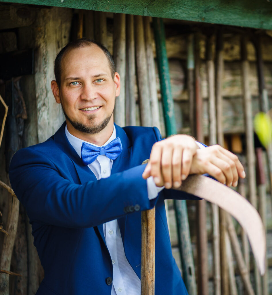 Picture of a digital marketer Roland Kivitare in blue suit and bow tie